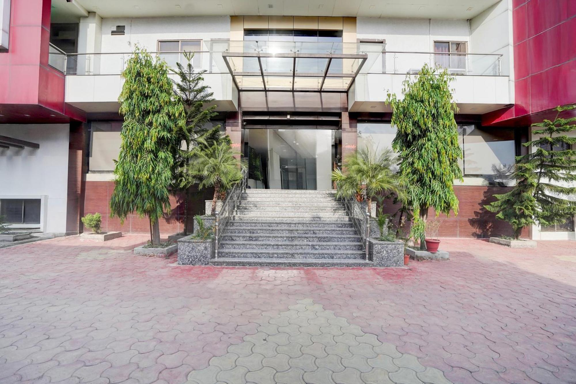 Super Townhouse Lalghati Near Airport Bhopal Dış mekan fotoğraf