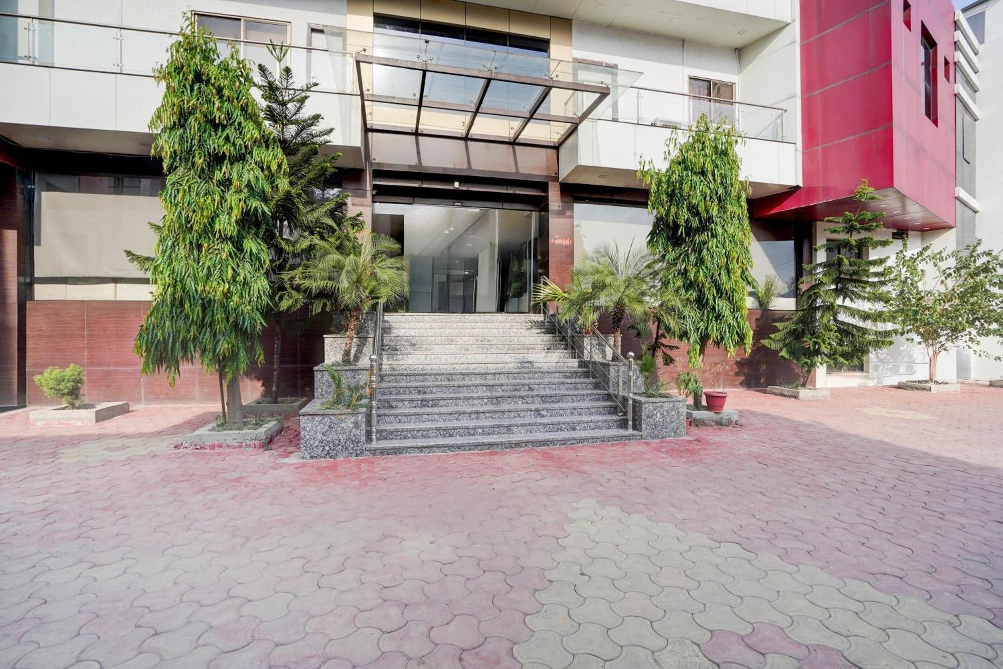 Super Townhouse Lalghati Near Airport Bhopal Dış mekan fotoğraf